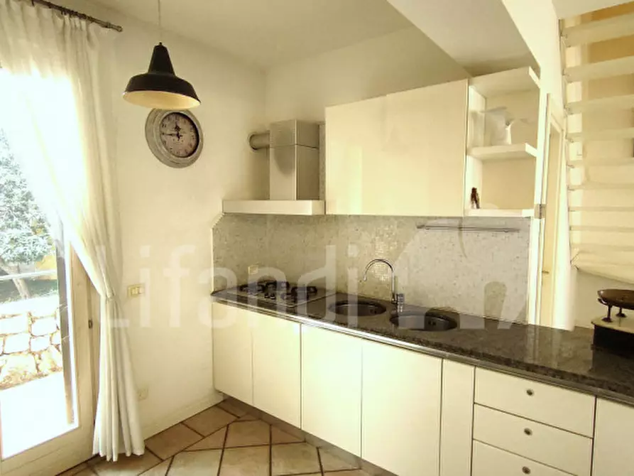 Immagine 10 di Appartamento in vendita  a Torri Del Benaco