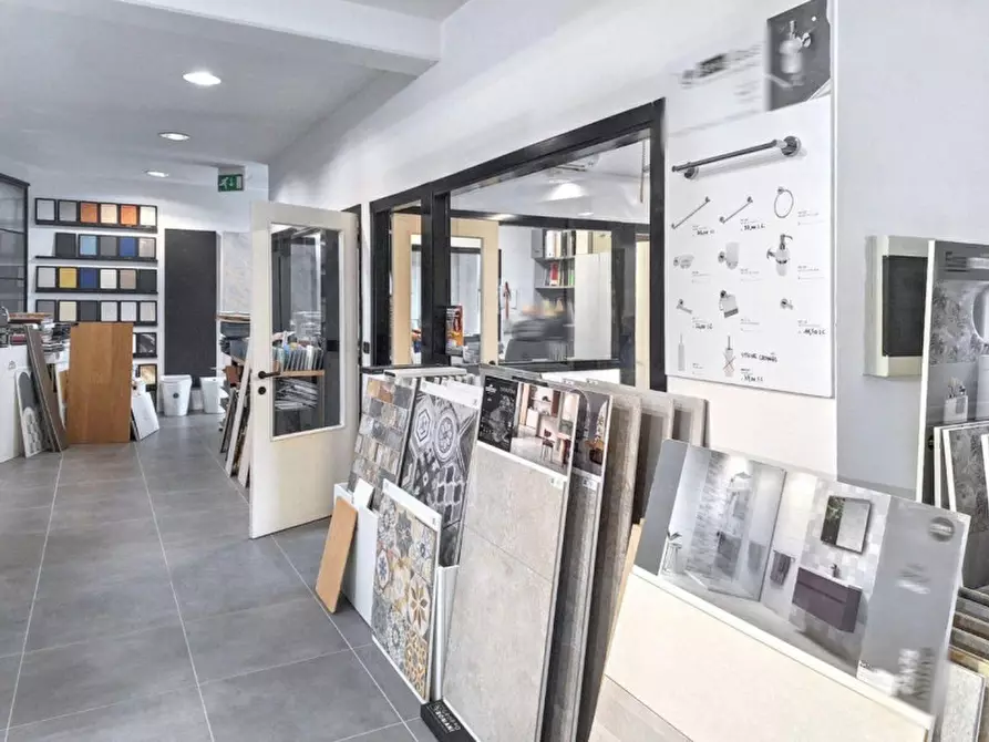 Immagine 6 di Magazzino in vendita  in Via Dell'Assino, N. 649 a Gubbio