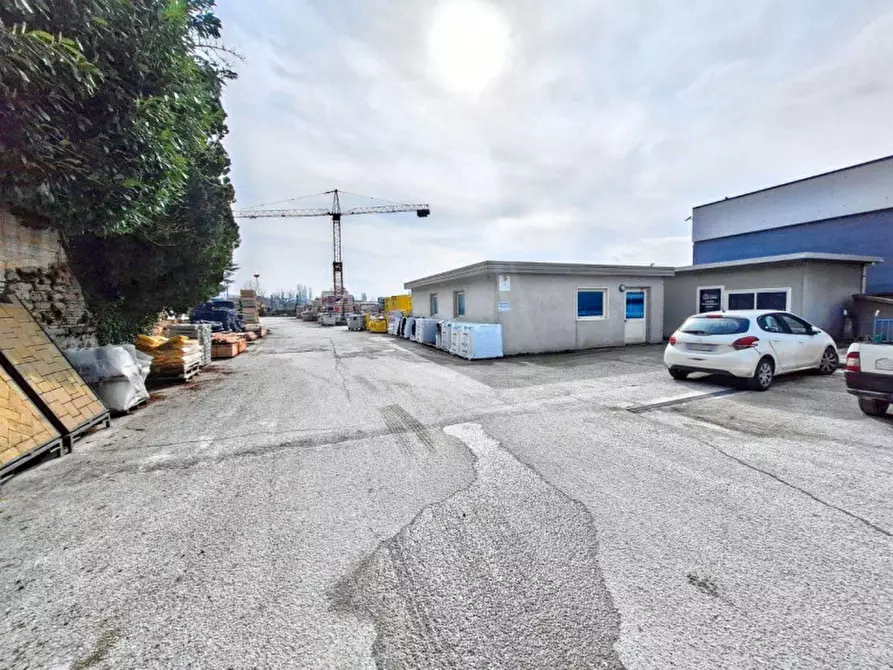 Immagine 7 di Magazzino in vendita  in Via Dell'Assino, N. 649 a Gubbio