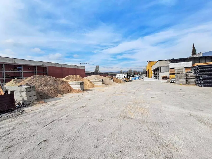 Immagine 10 di Magazzino in vendita  in Via Dell'Assino, N. 649 a Gubbio