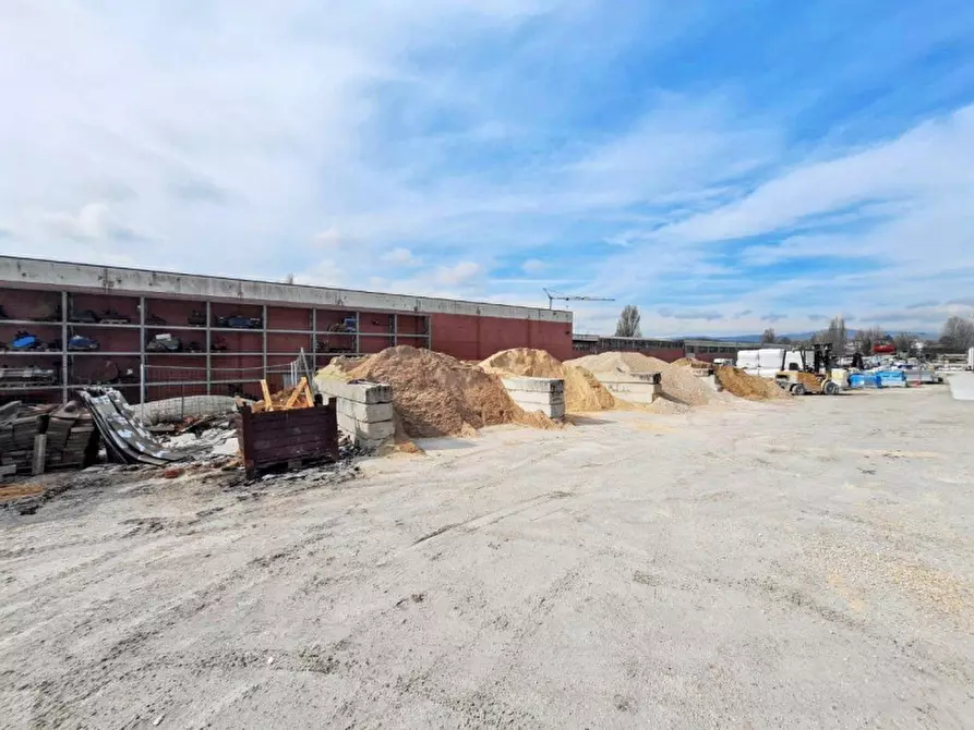 Immagine 11 di Magazzino in vendita  in Via Dell'Assino, N. 649 a Gubbio