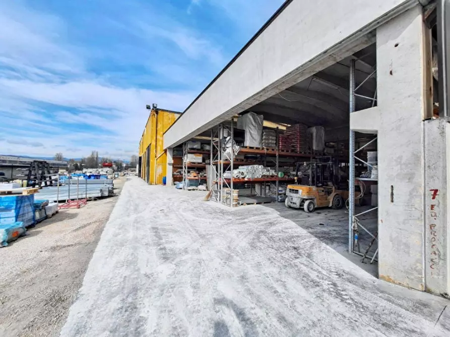 Immagine 14 di Magazzino in vendita  in Via Dell'Assino, N. 649 a Gubbio