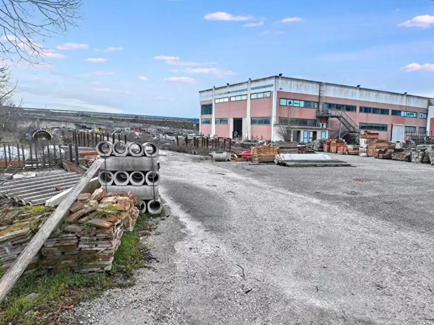 Immagine 12 di Attività commerciale in vendita  in Via Eugubina, N. 29 a Fossato Di Vico