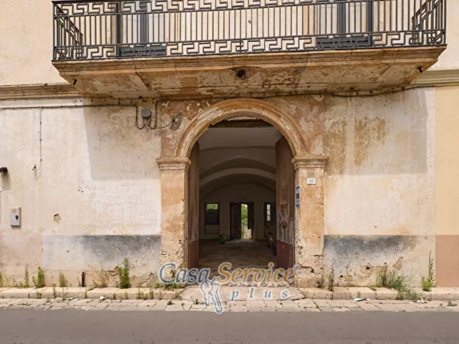 Immagine 3 di Palazzo in vendita  in Via Roma a Alezio