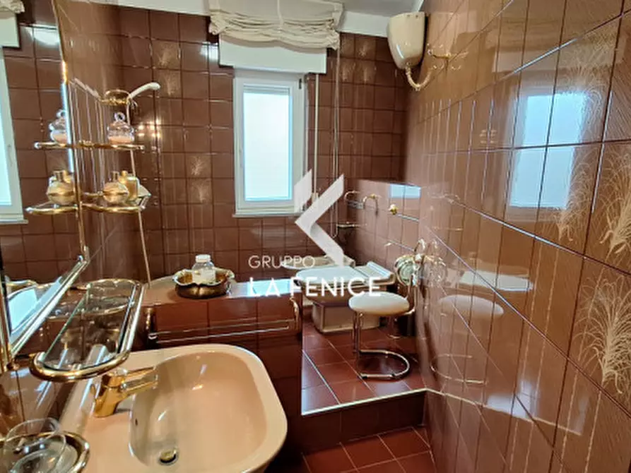 Immagine 50 di Appartamento in vendita  in via Alcide De Gasperi a Locorotondo