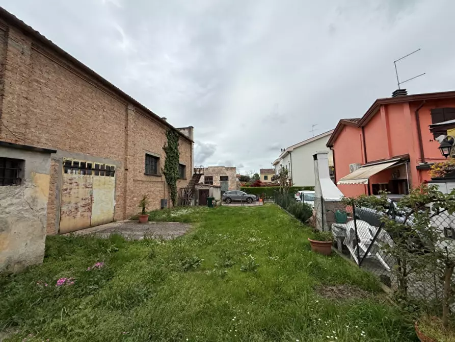 Immagine 1 di Magazzino in vendita  in Via del Pavone 2 a Mira