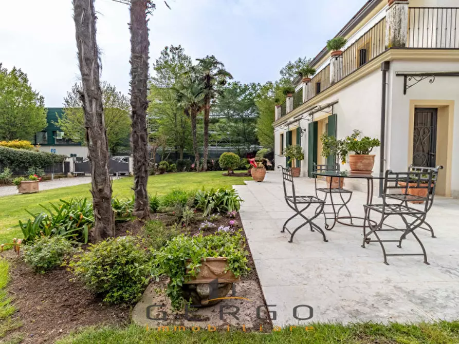 Immagine 1 di Villa in vendita  in Via Nazario Sauro a Montebelluna