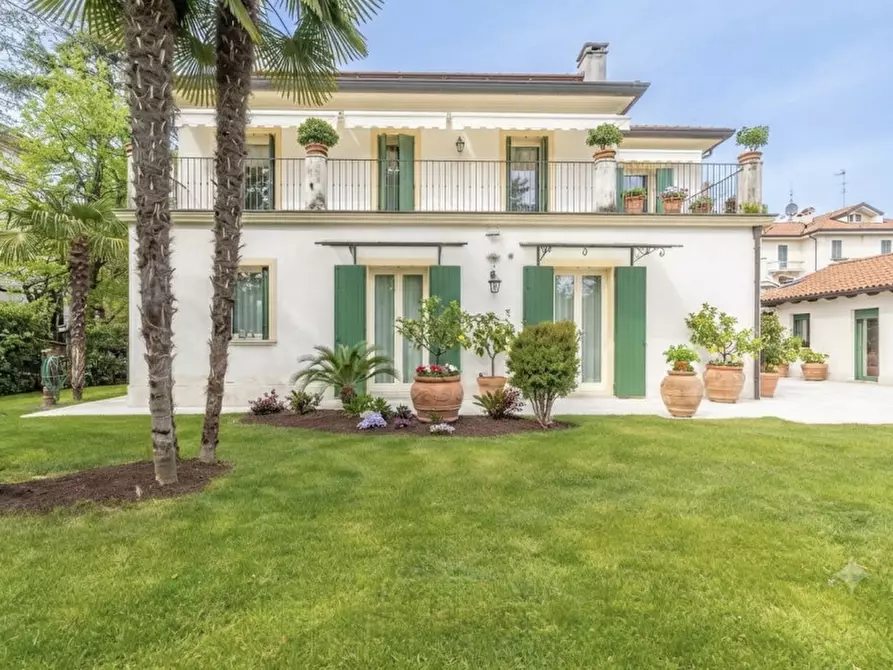 Immagine 1 di Villa in vendita  in Via Nazario Sauro a Montebelluna