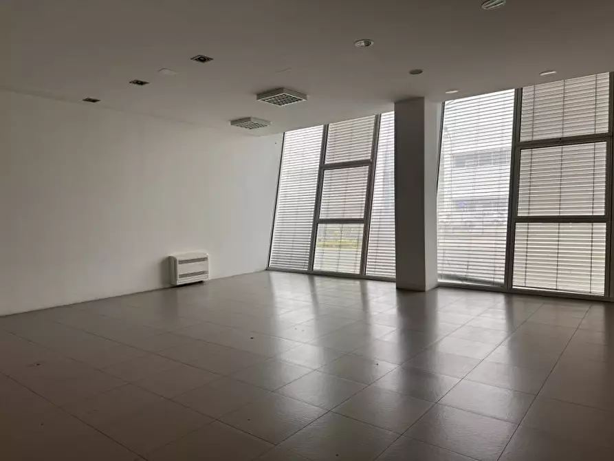 Immagine 2 di Ufficio in affitto  in Zona industriale Squartabue a Recanati