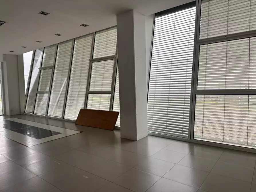 Immagine 3 di Ufficio in affitto  in Zona industriale Squartabue a Recanati