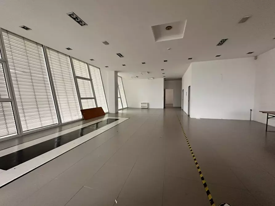 Immagine 4 di Ufficio in affitto  in Zona industriale Squartabue a Recanati