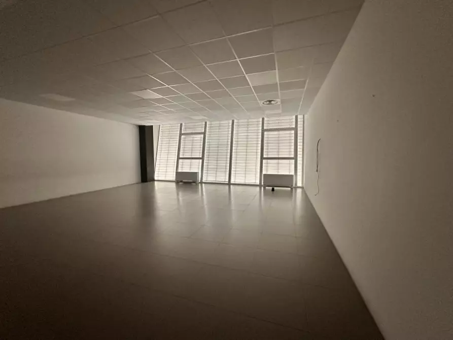 Immagine 11 di Ufficio in affitto  in Zona industriale Squartabue a Recanati