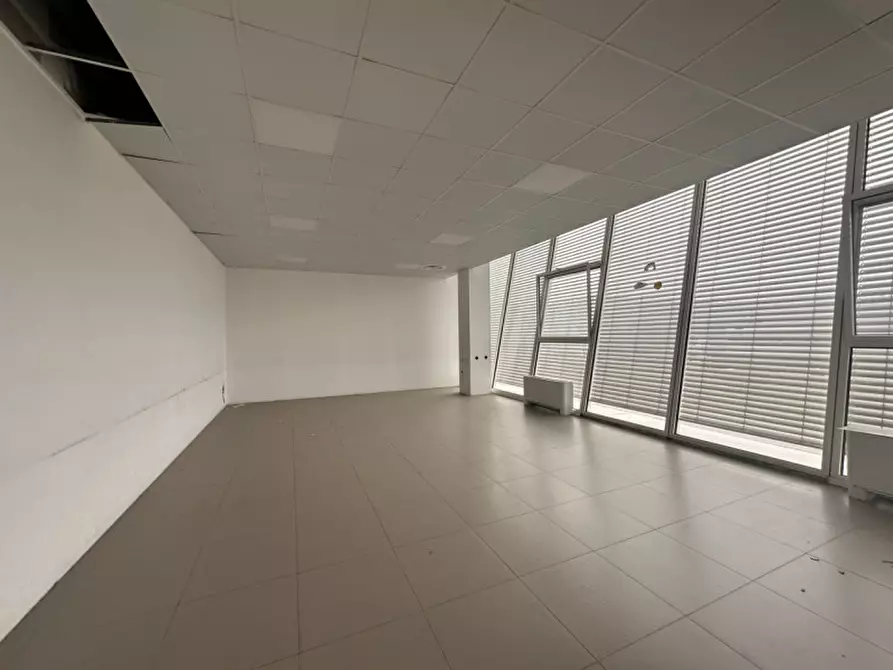 Immagine 14 di Ufficio in affitto  in Zona industriale Squartabue a Recanati