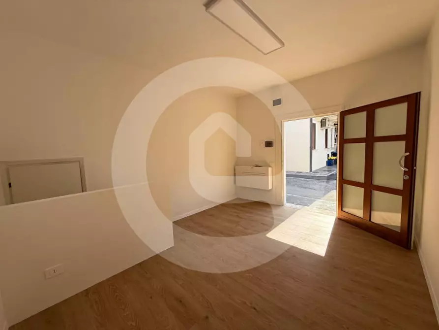 Immagine 2 di Negozio in affitto  a Camposampiero