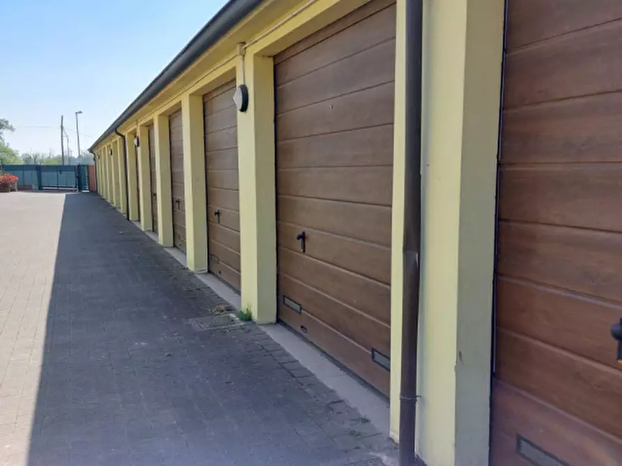 Immagine 3 di Garage in vendita  in Via Guglielmo Marconi a Buccinasco