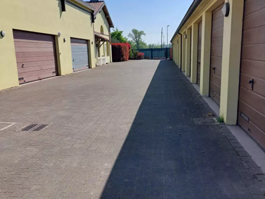 Immagine 4 di Garage in vendita  in Via Guglielmo Marconi a Buccinasco