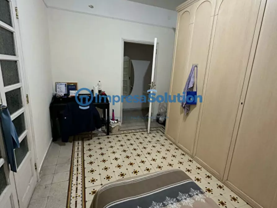 Immagine 11 di Camera in affitto  in Via Chiaia a Napoli