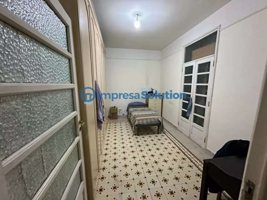 Immagine 17 di Camera in affitto  in Via Chiaia a Napoli