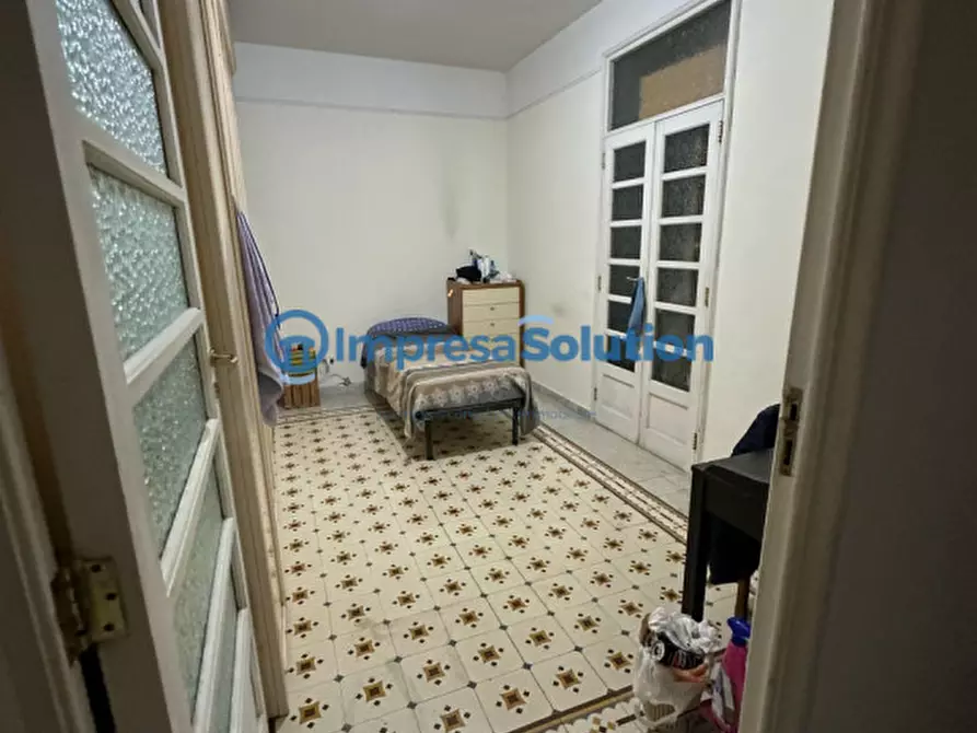 Immagine 19 di Camera in affitto  in Via Chiaia a Napoli