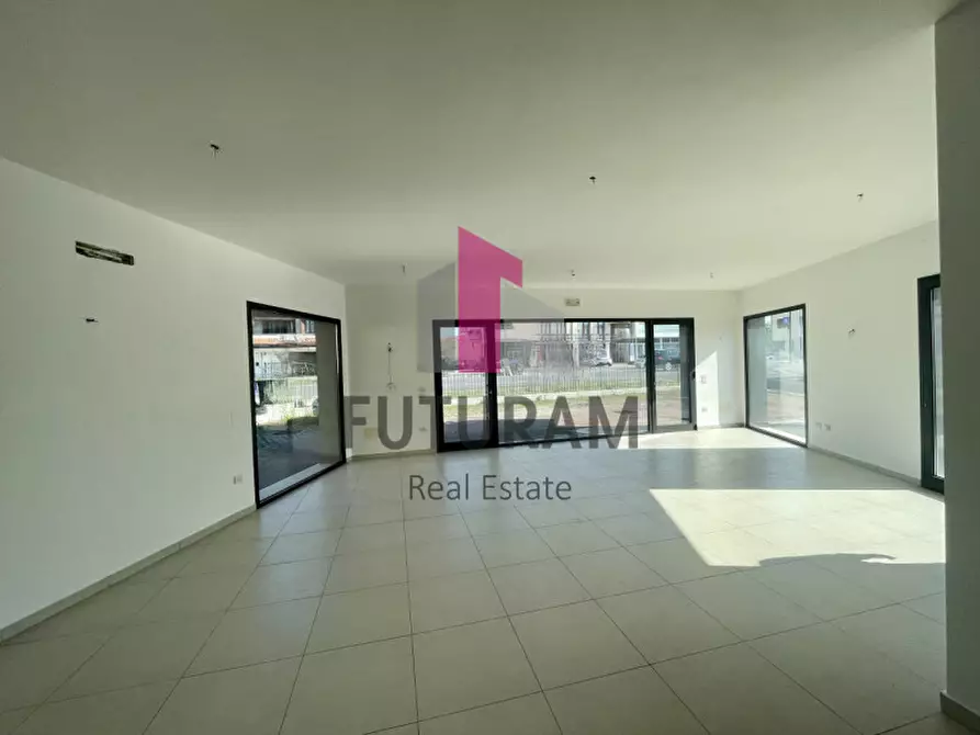 Immagine 14 di Negozio in affitto  a Fiesso D'artico