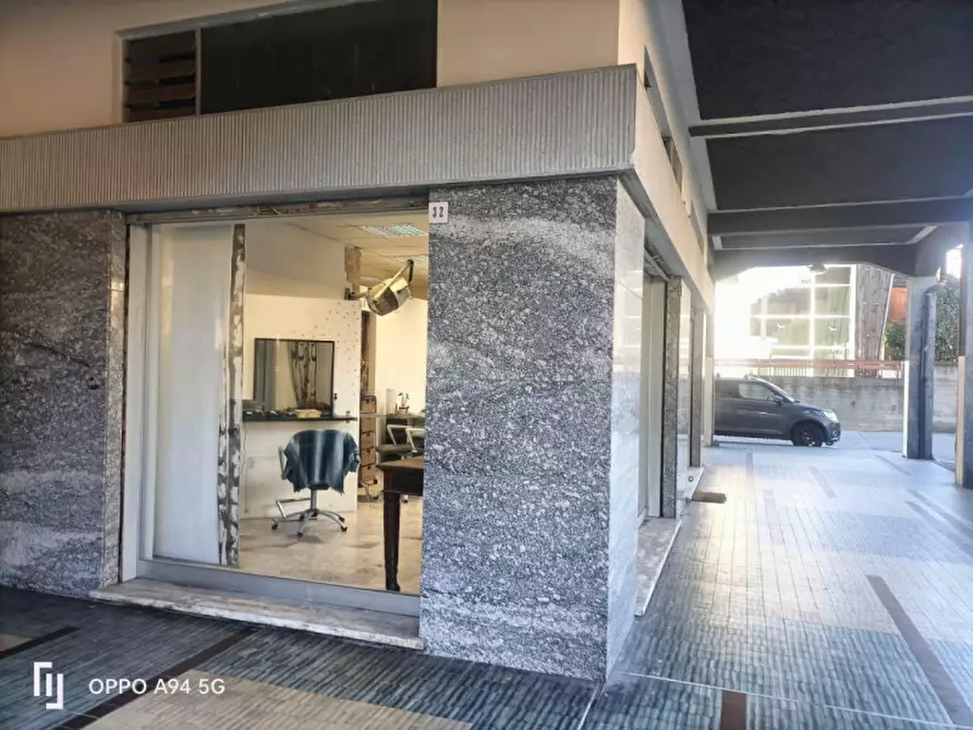 Immagine 6 di Negozio in vendita  in via Delle Trincee 28R a Savona