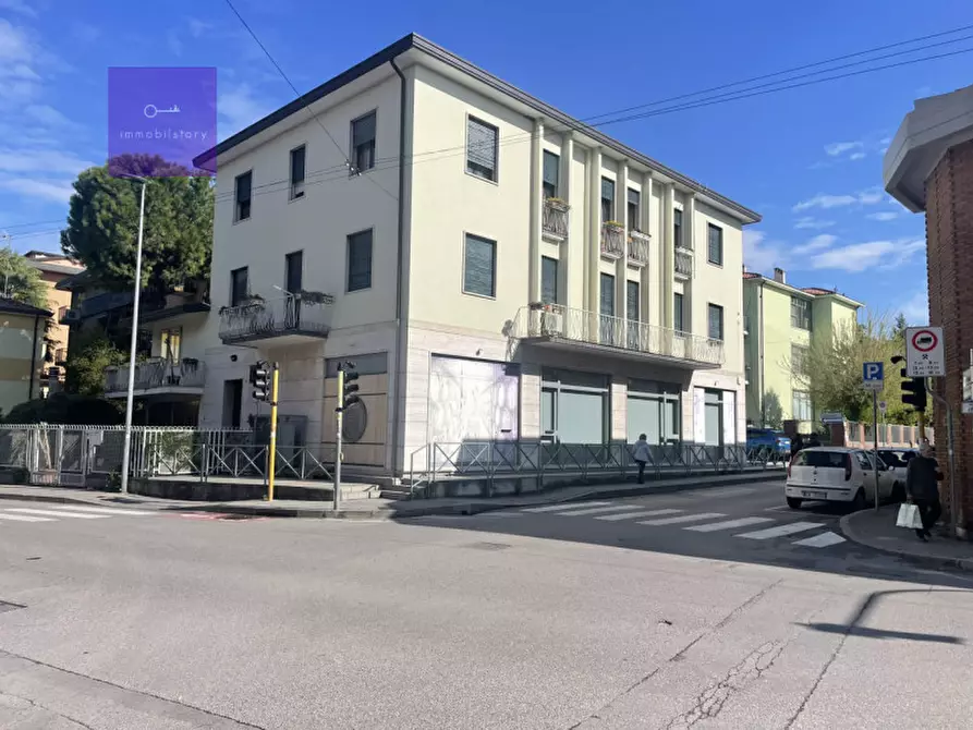 Immagine 2 di Attività commerciale in vendita  a Padova