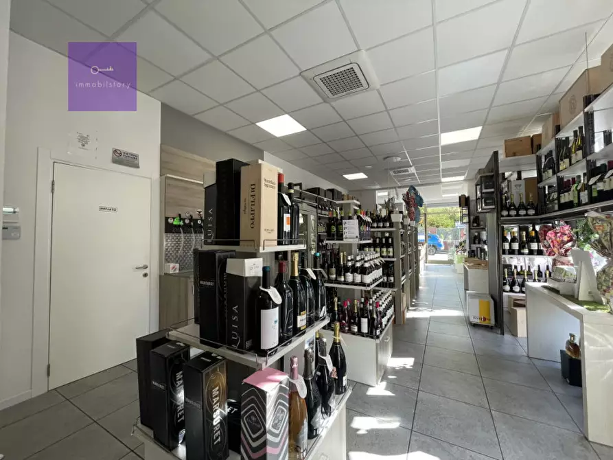 Immagine 10 di Attività commerciale in vendita  a Padova