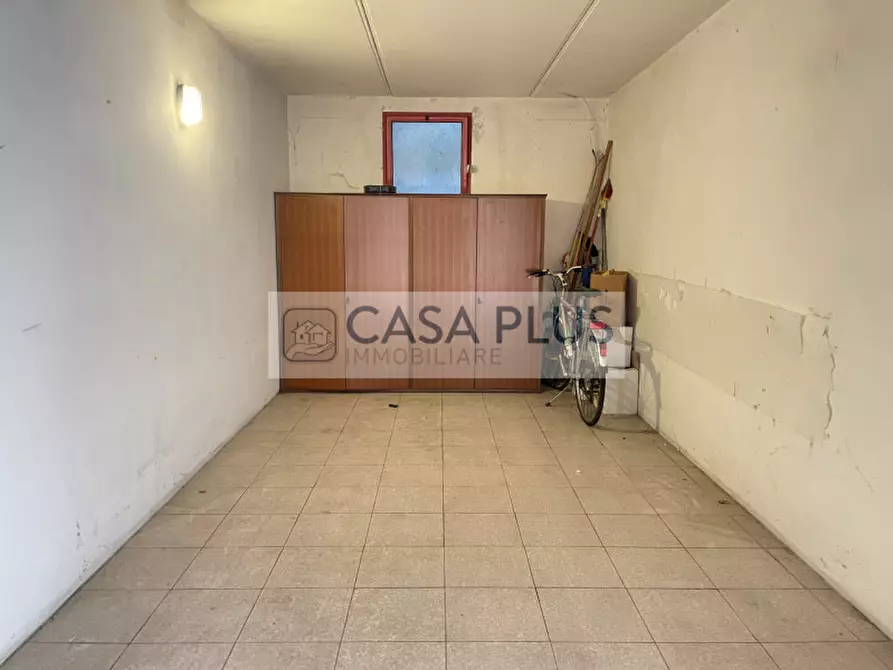 Immagine 2 di Garage in vendita  a Bassano Del Grappa