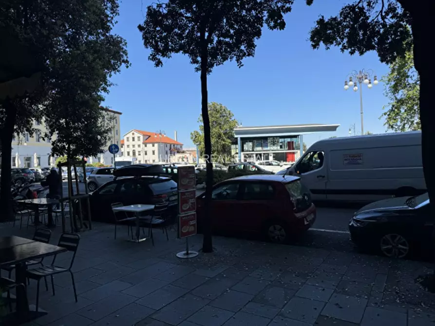 Immagine 3 di Negozio in affitto  in Riva Grumula 6/f a Trieste