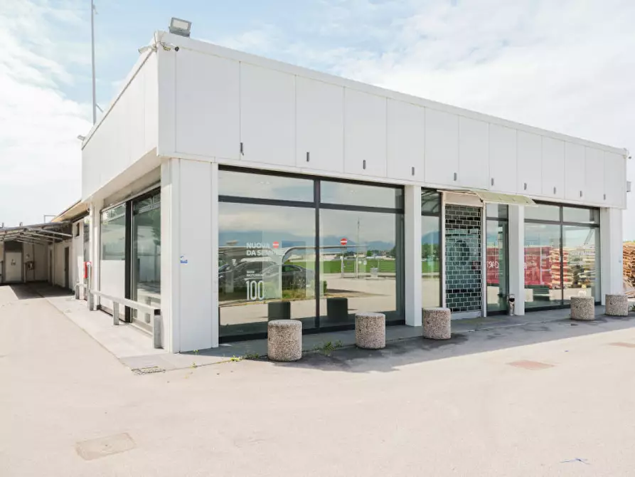 Immagine 1 di Negozio in vendita  in Viale Della Repubblica n. 29 a Sandrigo