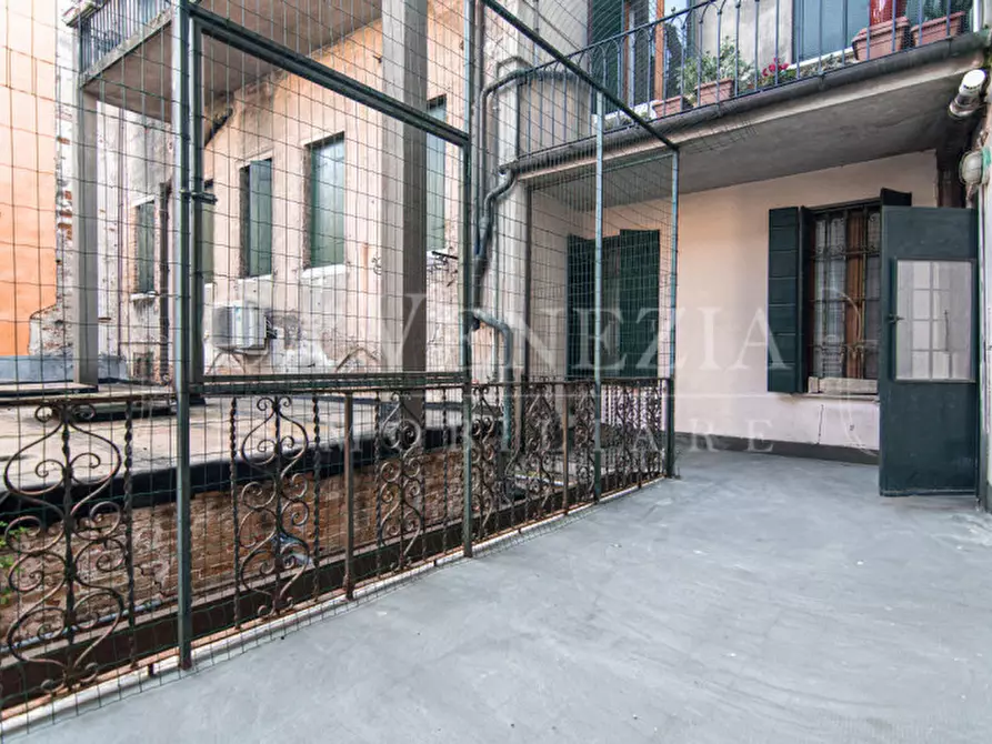 Immagine 11 di Appartamento in vendita  a Venezia