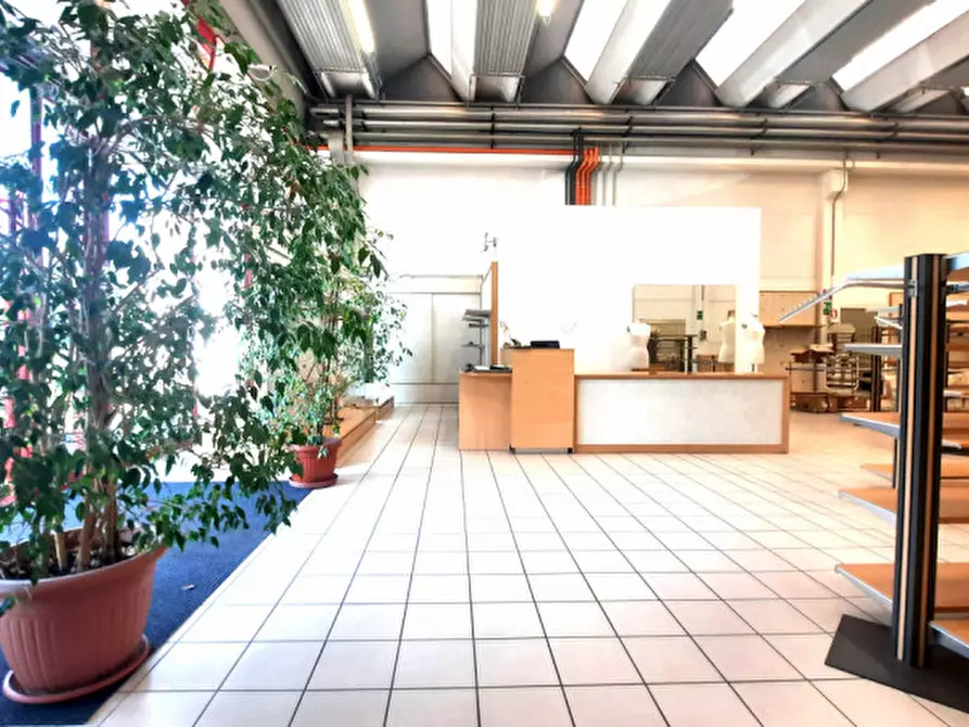 Immagine 1 di Capannone industriale in vendita  a Padova