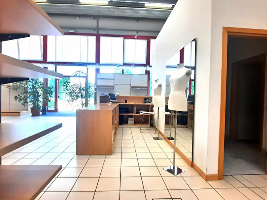 Immagine 2 di Capannone industriale in vendita  a Padova