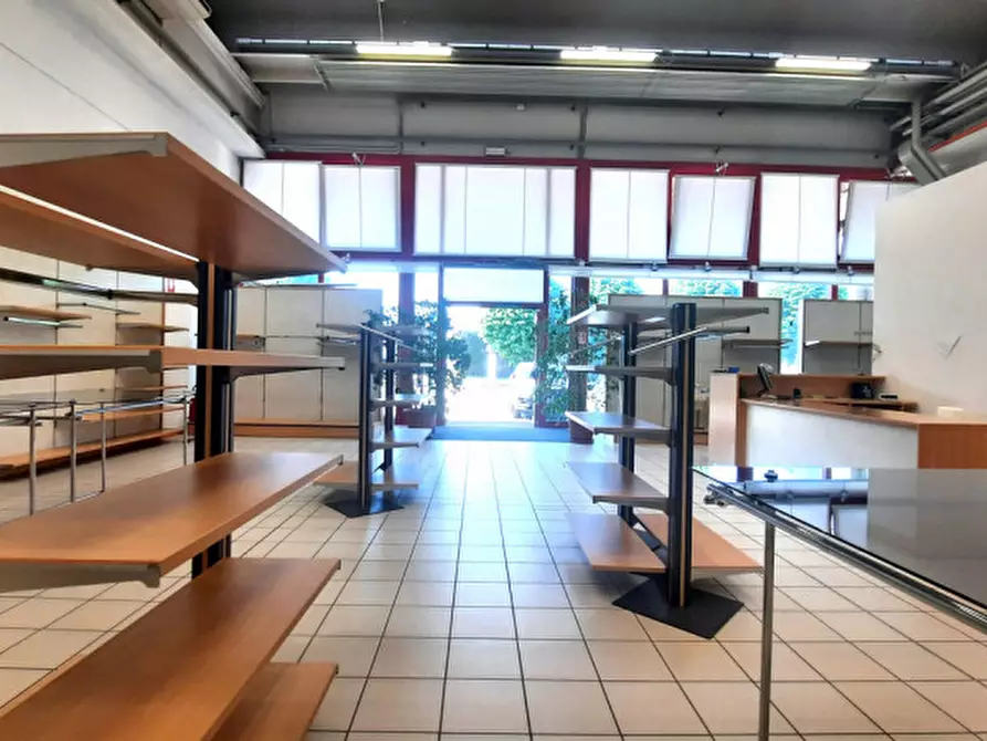 Immagine 3 di Capannone industriale in vendita  a Padova