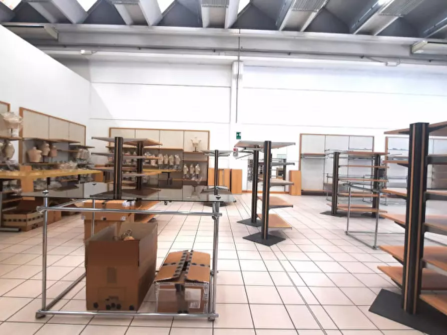 Immagine 7 di Capannone industriale in vendita  a Padova