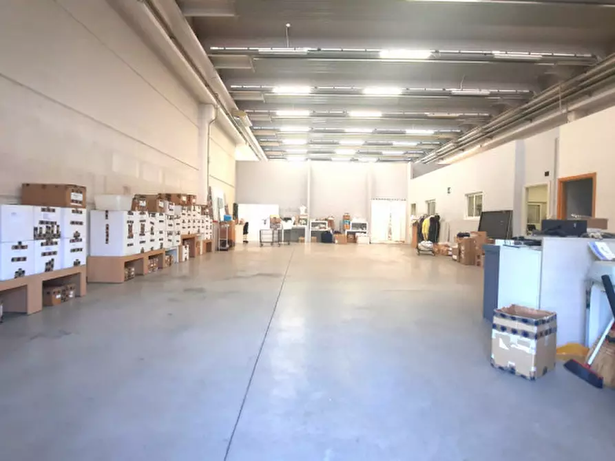 Immagine 18 di Capannone industriale in vendita  a Padova