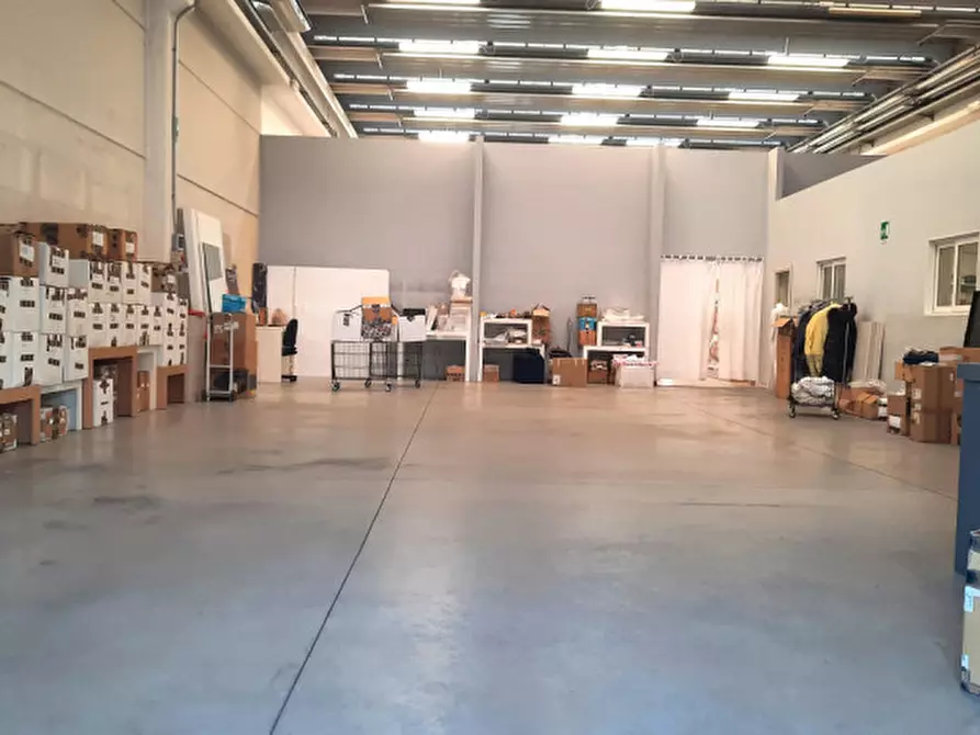 Immagine 19 di Capannone industriale in vendita  a Padova