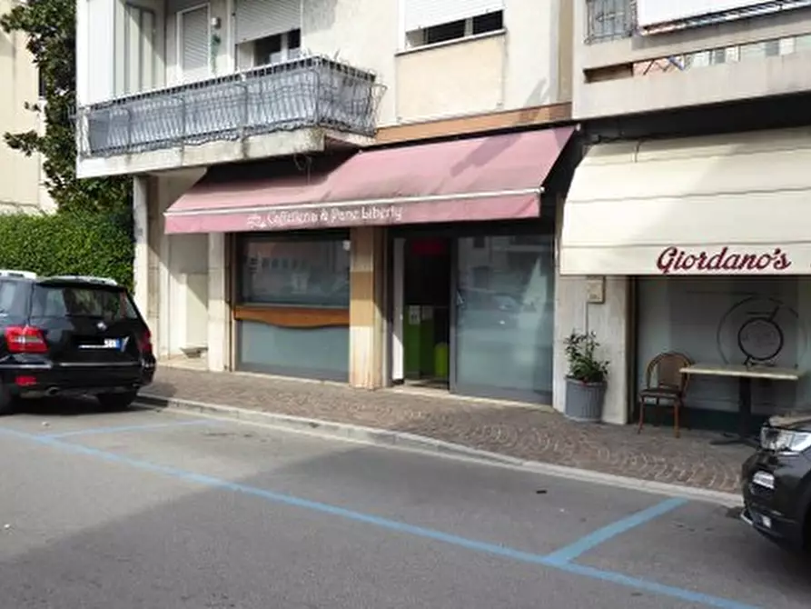 Immagine 2 di Negozio in vendita  in Via Fenzi, 45 a Conegliano