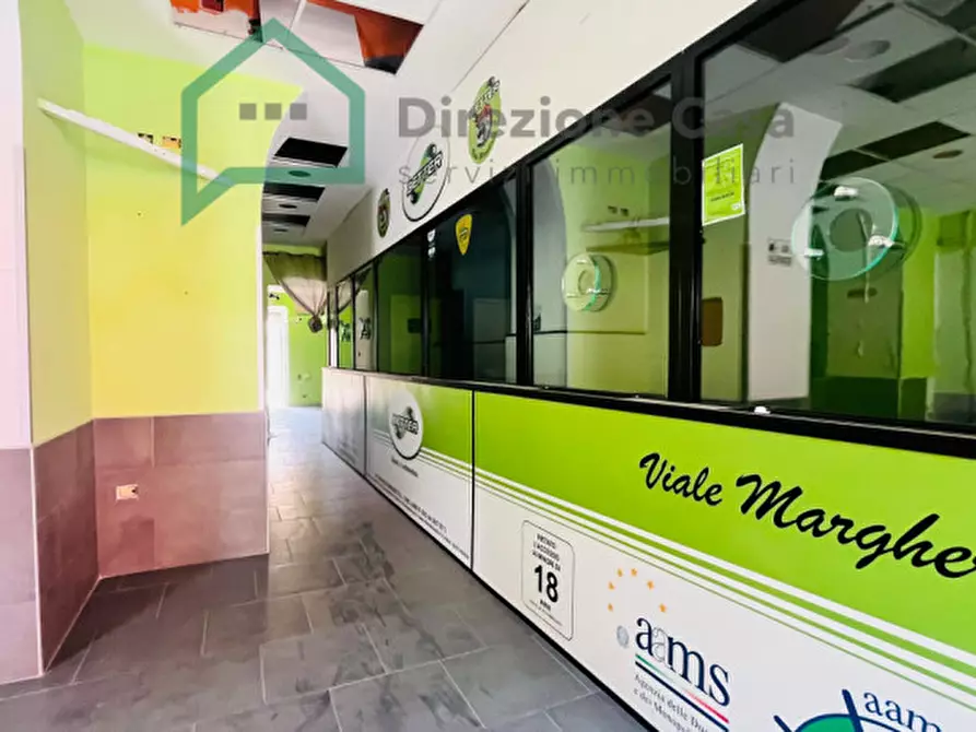 Immagine 11 di Negozio in vendita  in VIALE MARGHERITA a Napoli
