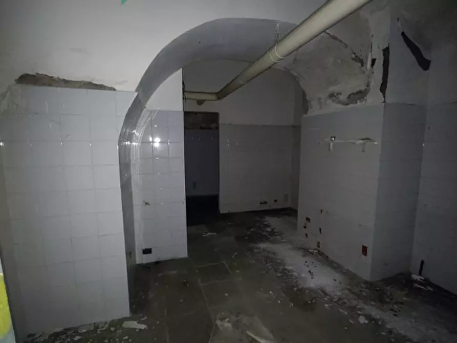 Immagine 25 di Negozio in vendita  in VIALE MARGHERITA a Napoli