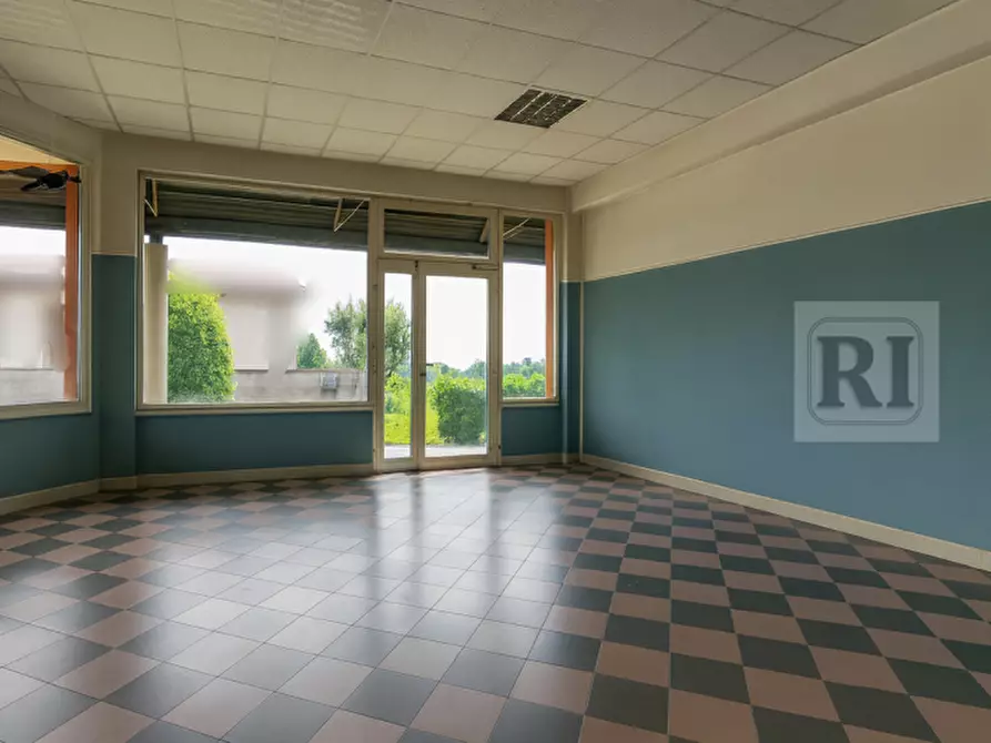 Immagine 1 di Negozio in affitto  in Via roma a Limena