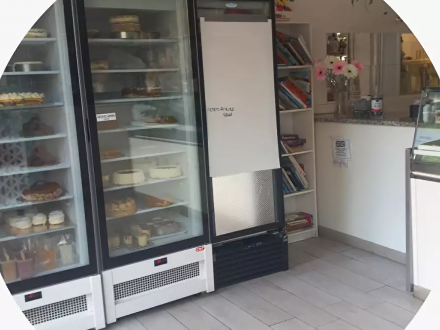 Immagine 2 di Attività commerciale in vendita  in Piazza Athos Maestri a Parma