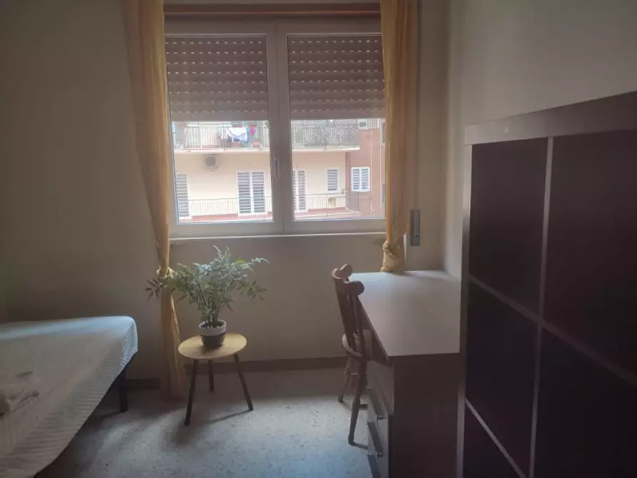 Immagine 23 di Camera in affitto  in via Giulio Palermo a Napoli