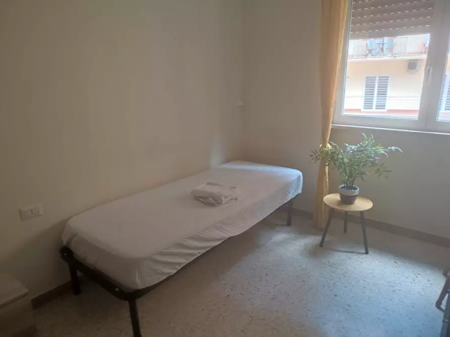 Immagine 26 di Camera in affitto  in via Giulio Palermo a Napoli
