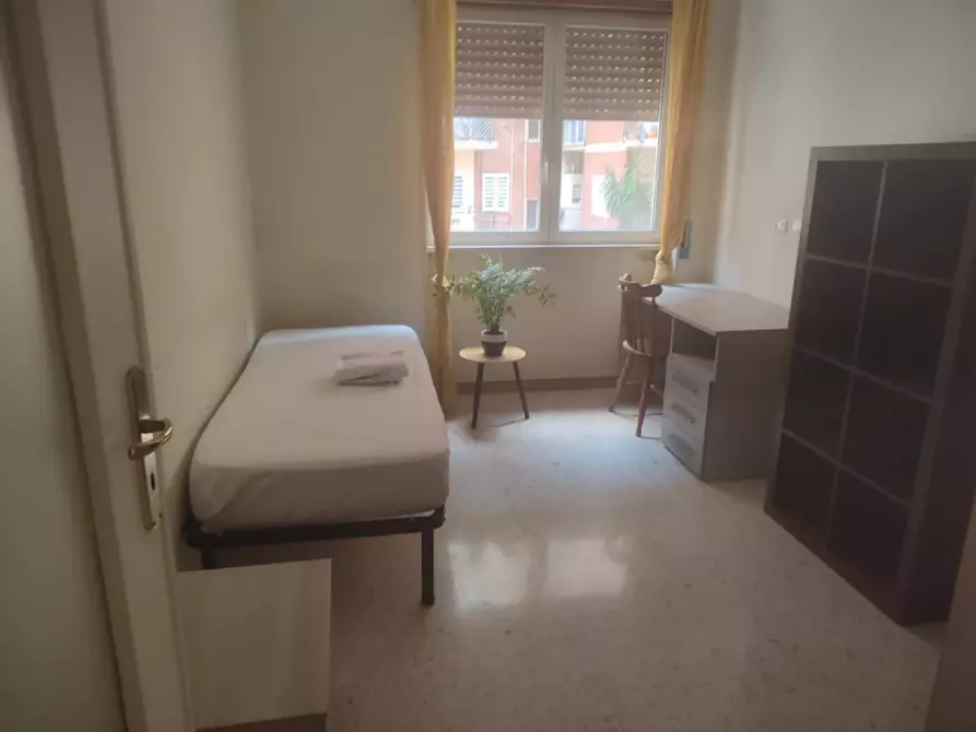 Immagine 28 di Camera in affitto  in via Giulio Palermo a Napoli