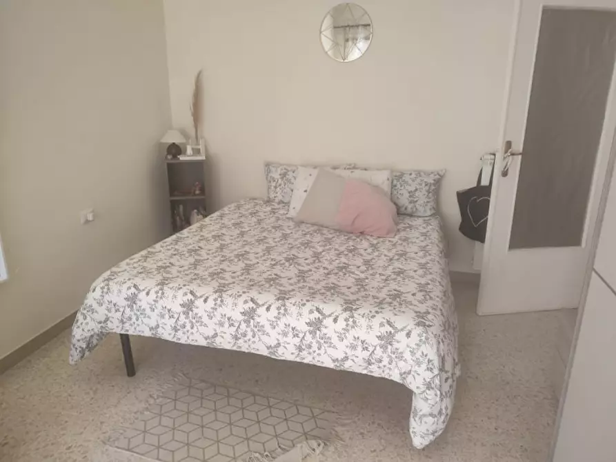 Immagine 36 di Camera in affitto  in via Giulio Palermo a Napoli