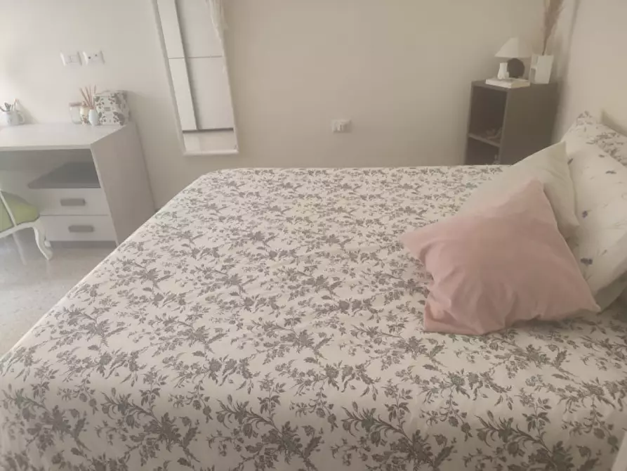 Immagine 39 di Camera in affitto  in via Giulio Palermo a Napoli