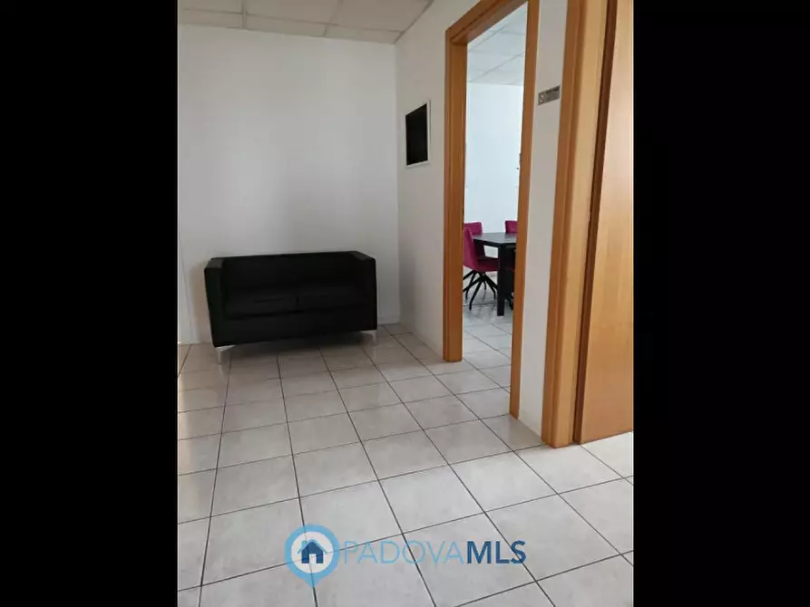 Immagine 10 di Ufficio in vendita  in Viale della Navigazione interna 56 a Padova