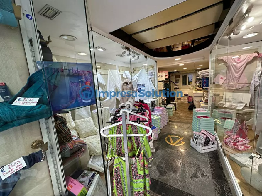 Immagine 8 di Negozio in vendita  in Corso Giuseppe Garibaldi a Napoli