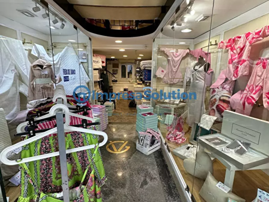 Immagine 10 di Negozio in vendita  in Corso Giuseppe Garibaldi a Napoli